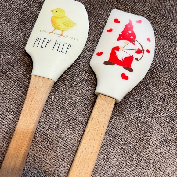 Set of 2 Holiday Spatulas: Easter & Valentine’s Day - Picture 2 of 5